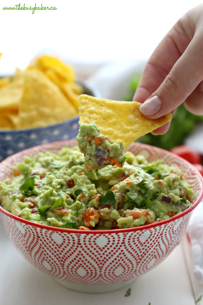 How To Make Healthy Guacamole Dip (Never Turns Brown!)