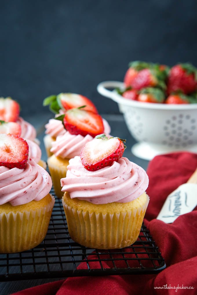 easy strawberry cupcakes with pink frosting