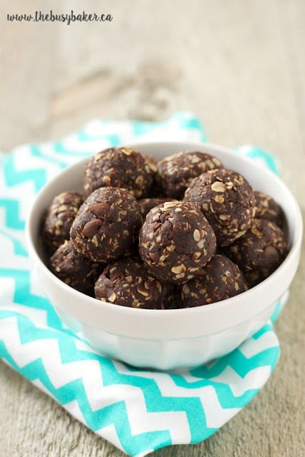 These Dark Chocolate Peanut Butter Energy Bites are the perfect healthy snack for on the go. Recipe from thebusybaker.ca!