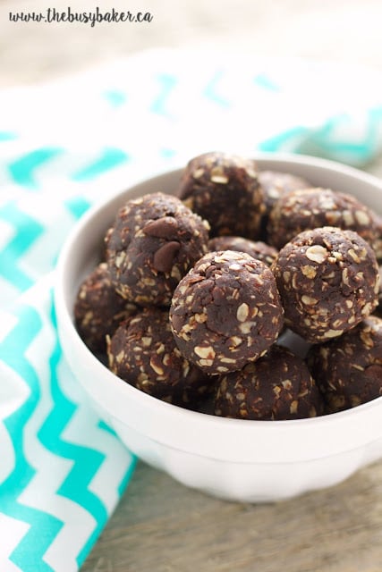 These Dark Chocolate Peanut Butter Energy Bites are the perfect healthy snack for on the go. Recipe from thebusybaker.ca!