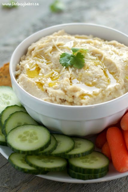 Tazón de hummus de alubias blancas con ajo