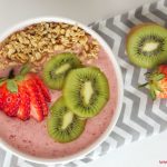 strawberry kiwi smoothie bowl