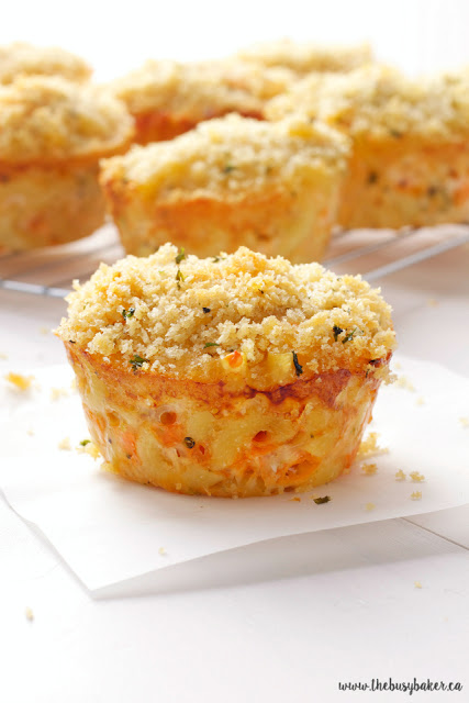 broccoli mac and cheese muffin topped with panko bread crumbs