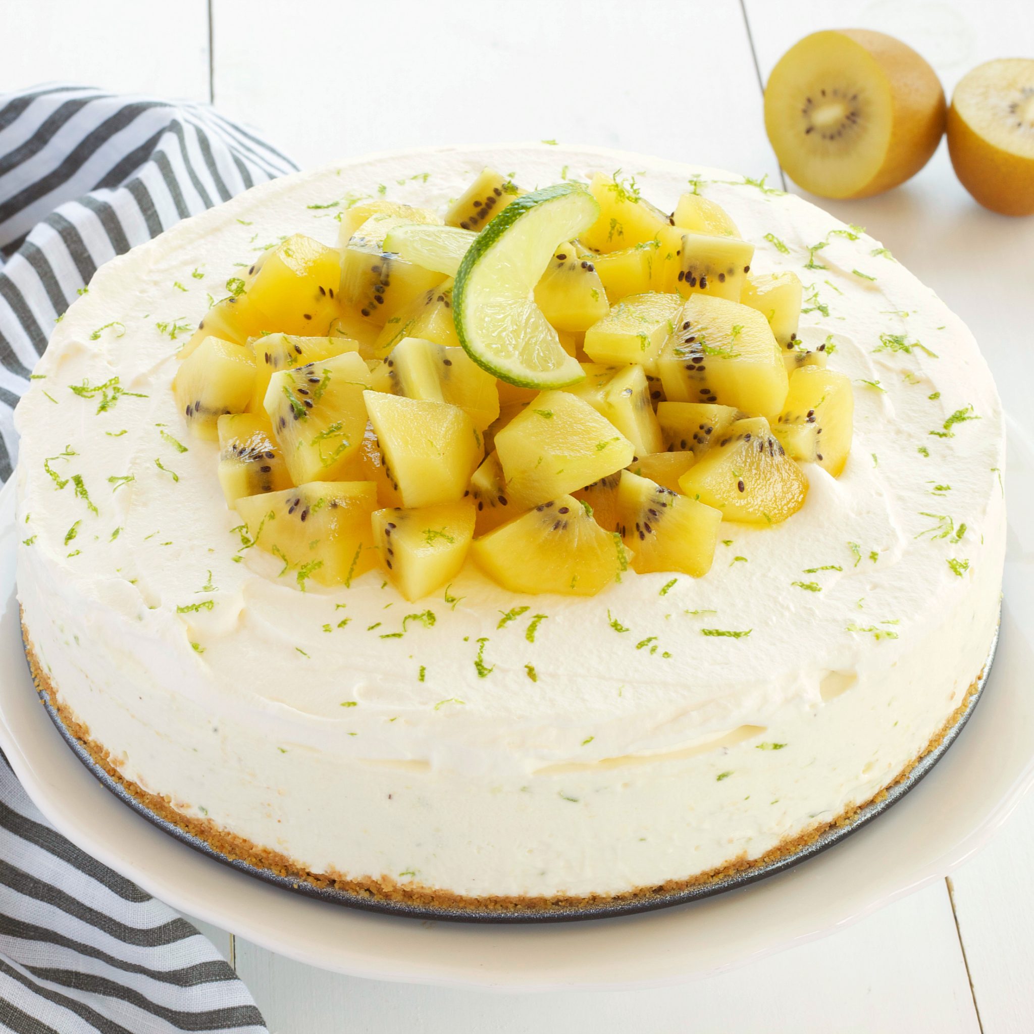 no bake cheesecake with kiwi and lime slices