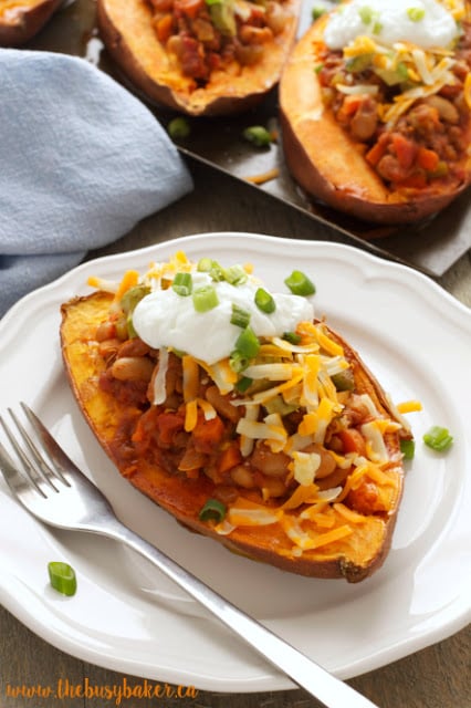 https://thebusybaker.ca/2016/03/slow-cooker-white-bean-lentil-chili-stuffed-sweet-potatoes.html