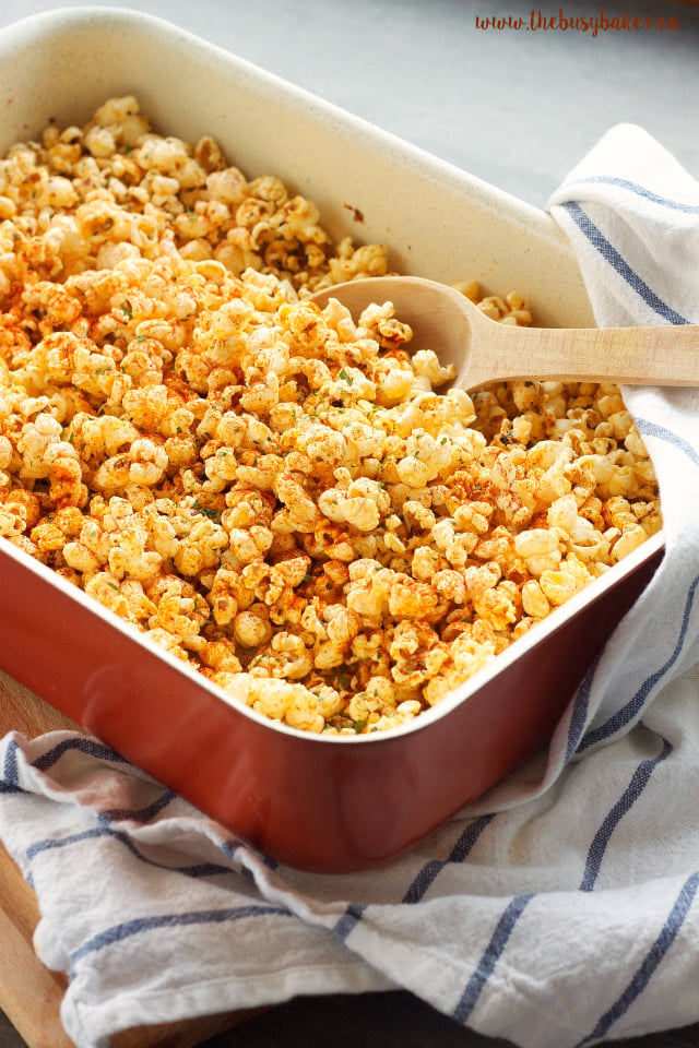 This Oven Roasted Pizza Popcorn is SO flavourful and easy to make! Makes a great edible gift! Recipe from www.thebusybaker.ca