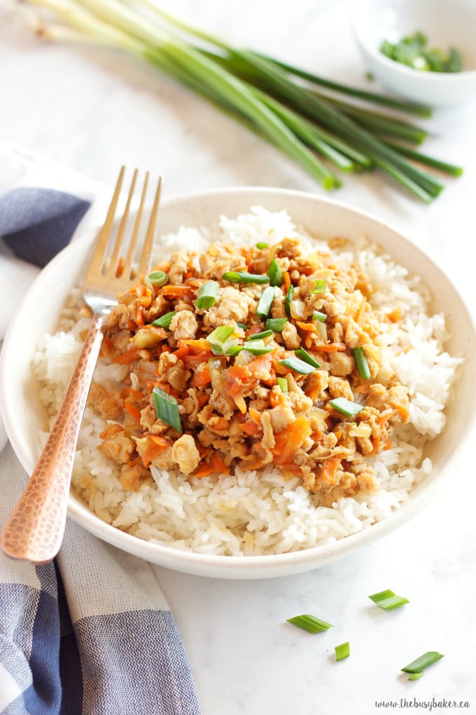 These Easy Teriyaki Chicken Rice Bowls make the perfect weeknight meal - on the table in 15 minutes! Recipe from thebusybaker.ca!