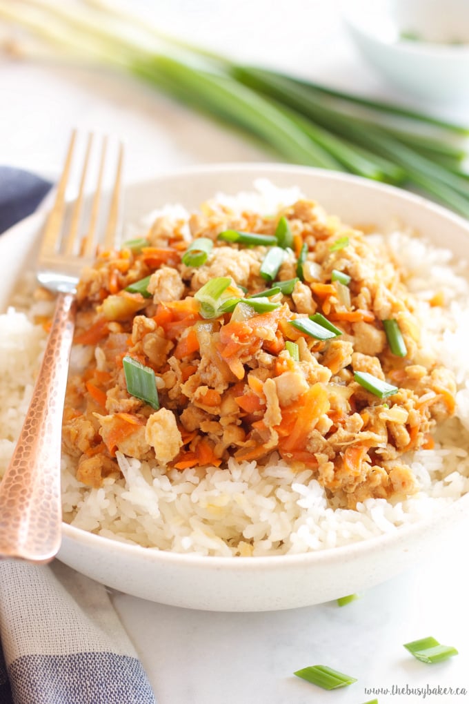 These Easy Teriyaki Chicken Rice Bowls make the perfect weeknight meal - on the table in 15 minutes! Recipe from thebusybaker.ca!