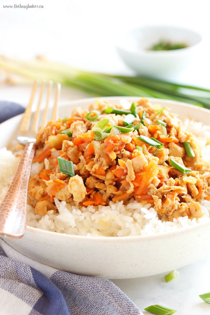 These Easy Teriyaki Chicken Rice Bowls make the perfect weeknight meal - on the table in 15 minutes! Recipe from thebusybaker.ca!