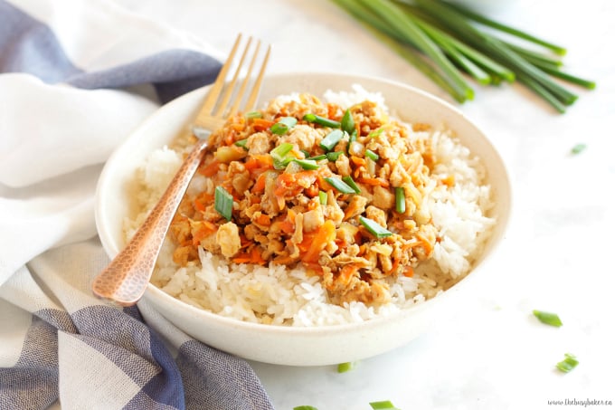 These Easy Teriyaki Chicken Rice Bowls make the perfect weeknight meal - on the table in 15 minutes! Recipe from thebusybaker.ca!