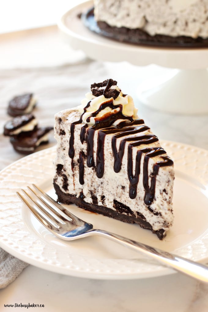 This Easy No Bake Oreo Cheesecake is smooth and creamy - it's the perfect cheesecake recipe and it's SO easy to make! Recipe from thebusybaker.ca!