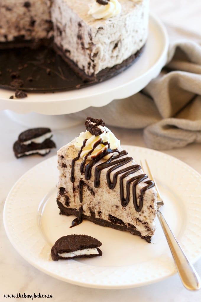 This Easy No Bake Oreo Cheesecake is smooth and creamy - it's the perfect cheesecake recipe and it's SO easy to make! Recipe from thebusybaker.ca!