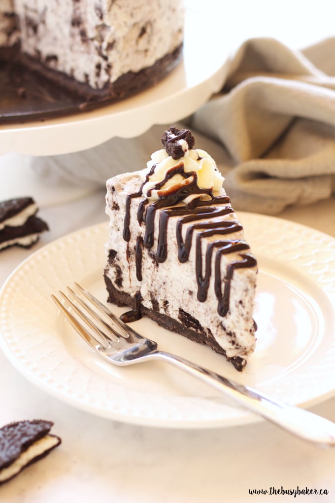This Easy No Bake Oreo Cheesecake is smooth and creamy - it's the perfect cheesecake recipe and it's SO easy to make! Recipe from thebusybaker.ca!