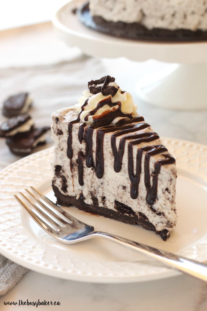 This Easy No Bake Oreo Cheesecake is smooth and creamy - it's the perfect cheesecake recipe and it's SO easy to make! Recipe from thebusybaker.ca!