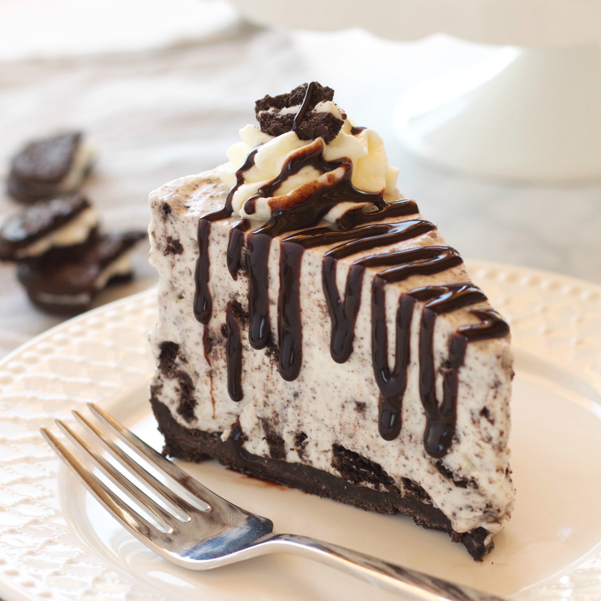 This Easy No Bake Oreo Cheesecake is smooth and creamy - it's the perfect cheesecake recipe and it's SO easy to make! Recipe from thebusybaker.ca!