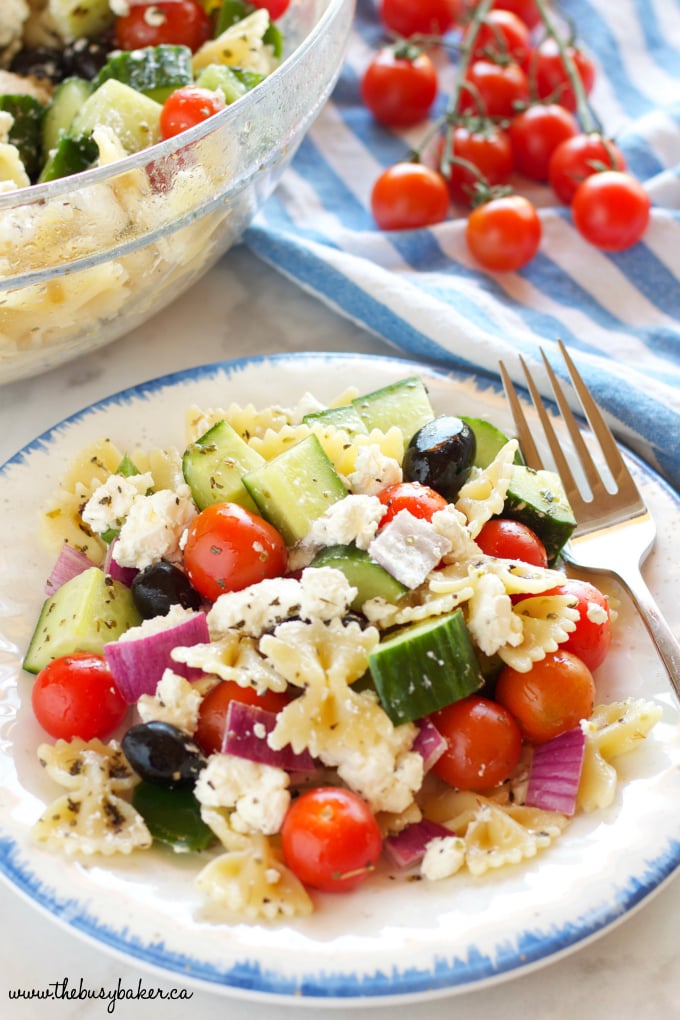 This Quick and Easy Greek Pasta Salad is the perfect easy summer side dish recipe made from healthy ingredients, and bursting with authentic Greek flavors! Recipe from thebusybaker.ca!