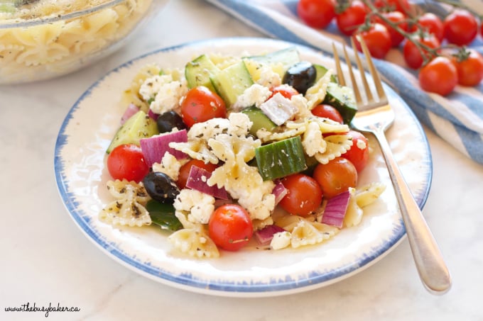 This Quick and Easy Greek Pasta Salad is the perfect easy summer side dish recipe made from healthy ingredients, and bursting with authentic Greek flavors! Recipe from thebusybaker.ca!