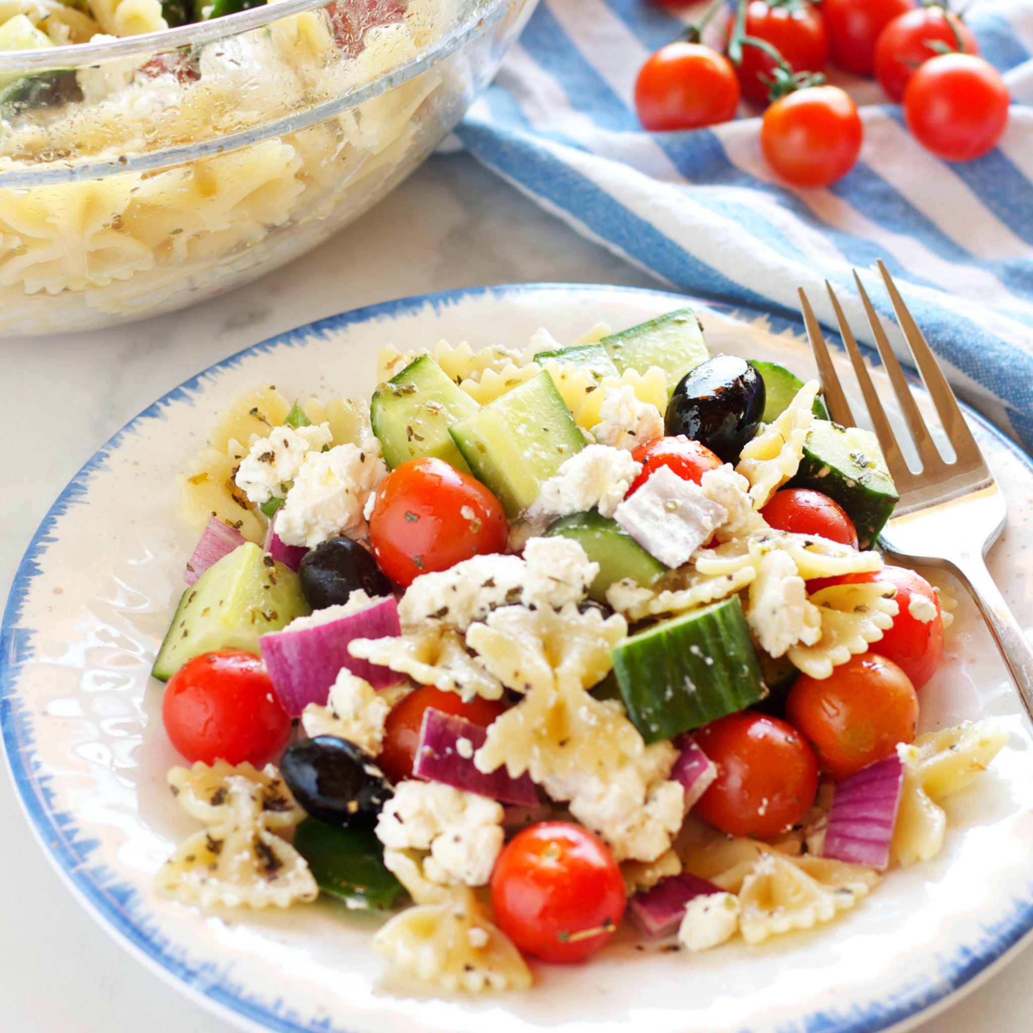 This Quick and Easy Greek Pasta Salad is the perfect easy summer side dish recipe made from healthy ingredients, and bursting with authentic Greek flavors! Recipe from thebusybaker.ca!