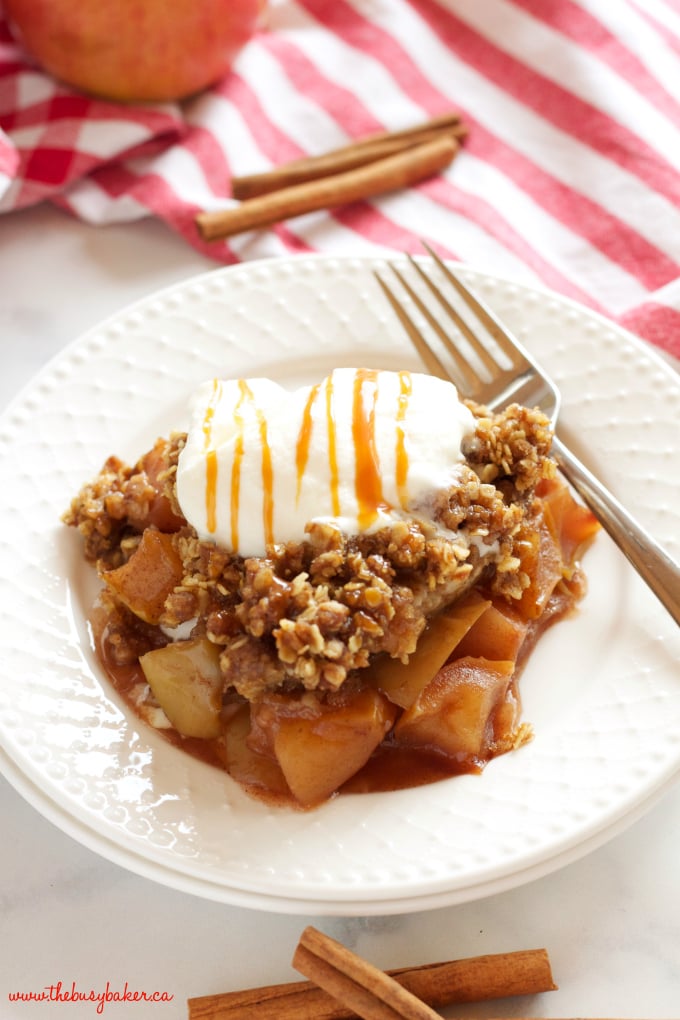 This Slow Cooker Apple Crisp recipe is an easy fall dessert made with fresh apples and a few basic pantry ingredients in the slow cooker or Crock Pot! Recipe from thebusybaker.ca!