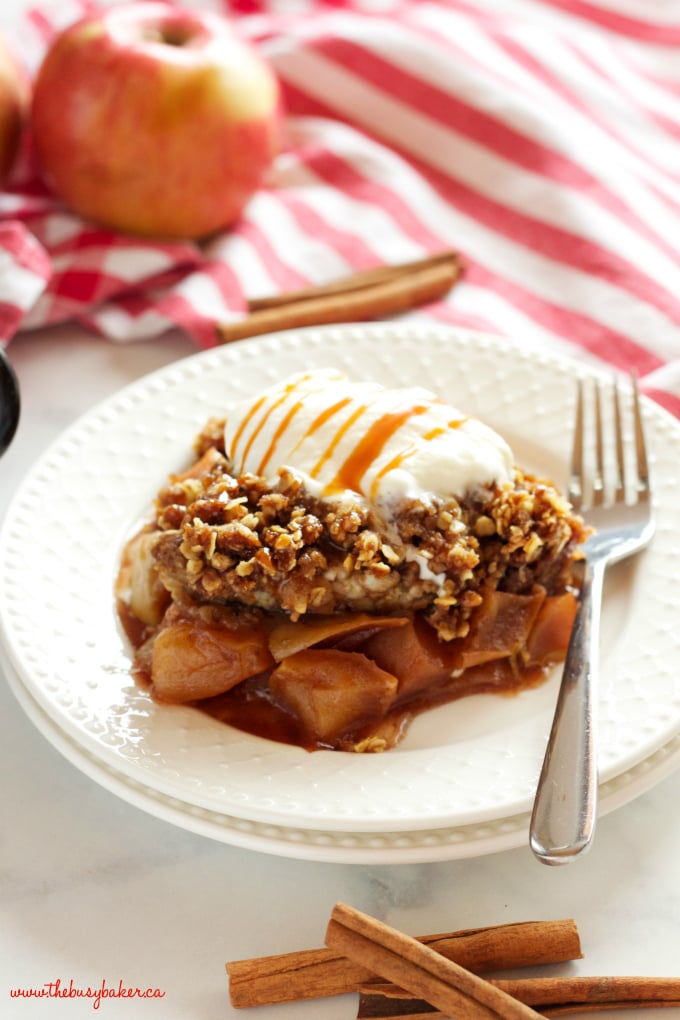 This Slow Cooker Apple Crisp recipe is an easy fall dessert made with fresh apples and a few basic pantry ingredients in the slow cooker or Crock Pot! Recipe from thebusybaker.ca!