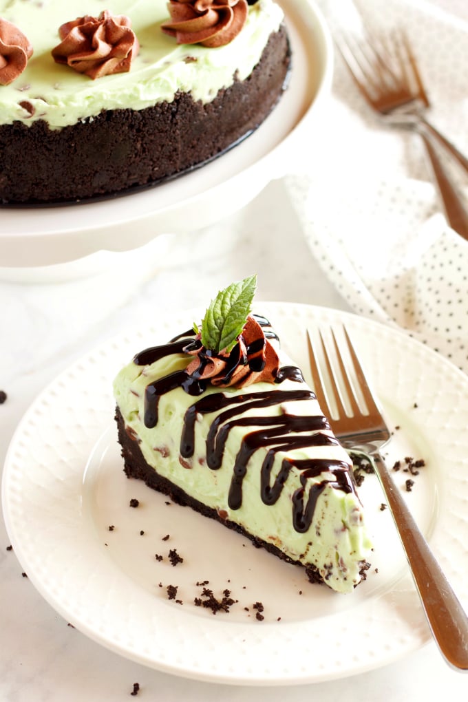 This Easy No Bake Mint Chocolate Chip Cheesecake is ultra creamy, flavored with mint and chocolate, and so easy to make with only a few ingredients! It's gelatin-free and is a mint chocolate lover's dream dessert! #mintchocolate #nobakecheesecake #easynobakedessert