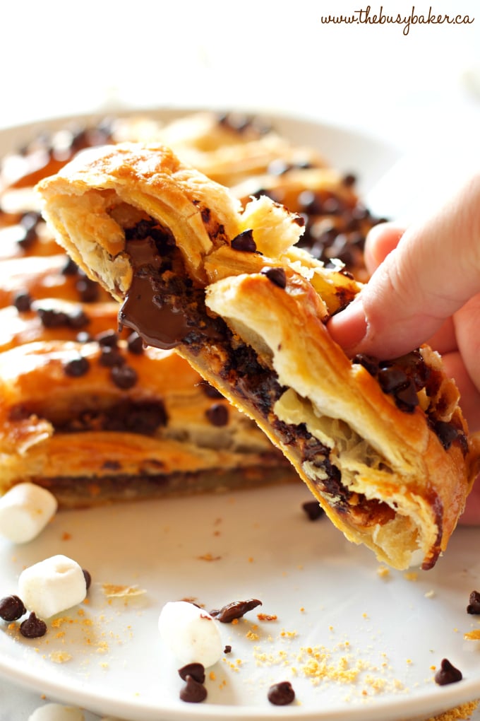 This Easy Peanut Butter S'mores Strudel is an easy recipe that makes the perfect breakfast or treat - made with only a few simple pantry ingredients! Recipe from thebusybaker.ca! #smores #homemadestrudel #smoresdessert #easybreakfast