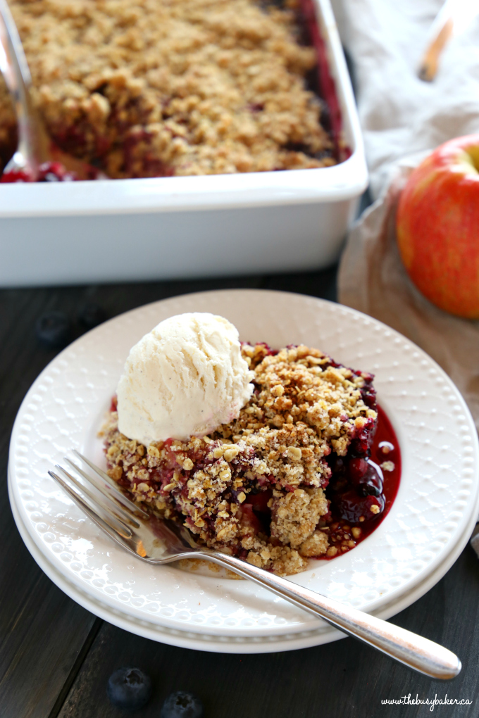 This Easy Apple Berry Fruit Crisp is the perfect easy dessert for beginning bakers! Just a few simple ingredients stand between you and this delicious, healthier dessert! Make it with fresh or frozen fruit, and gluten-free! Recipe from thebusybaker.ca! #howtomakeapplecrisp #easyapplecrisp #fruitcrisp #healthydessert
