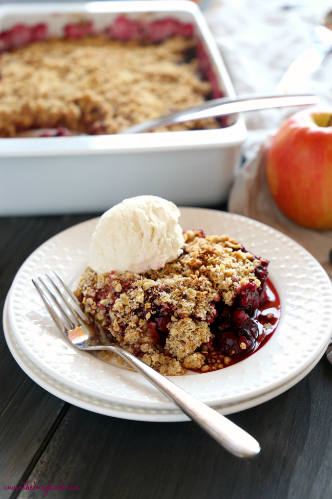 This Easy Apple Berry Fruit Crisp is the perfect easy dessert for beginning bakers! Just a few simple ingredients stand between you and this delicious, healthier dessert! Make it with fresh or frozen fruit, and gluten-free! Recipe from thebusybaker.ca! #howtomakeapplecrisp #easyapplecrisp #fruitcrisp #healthydessert