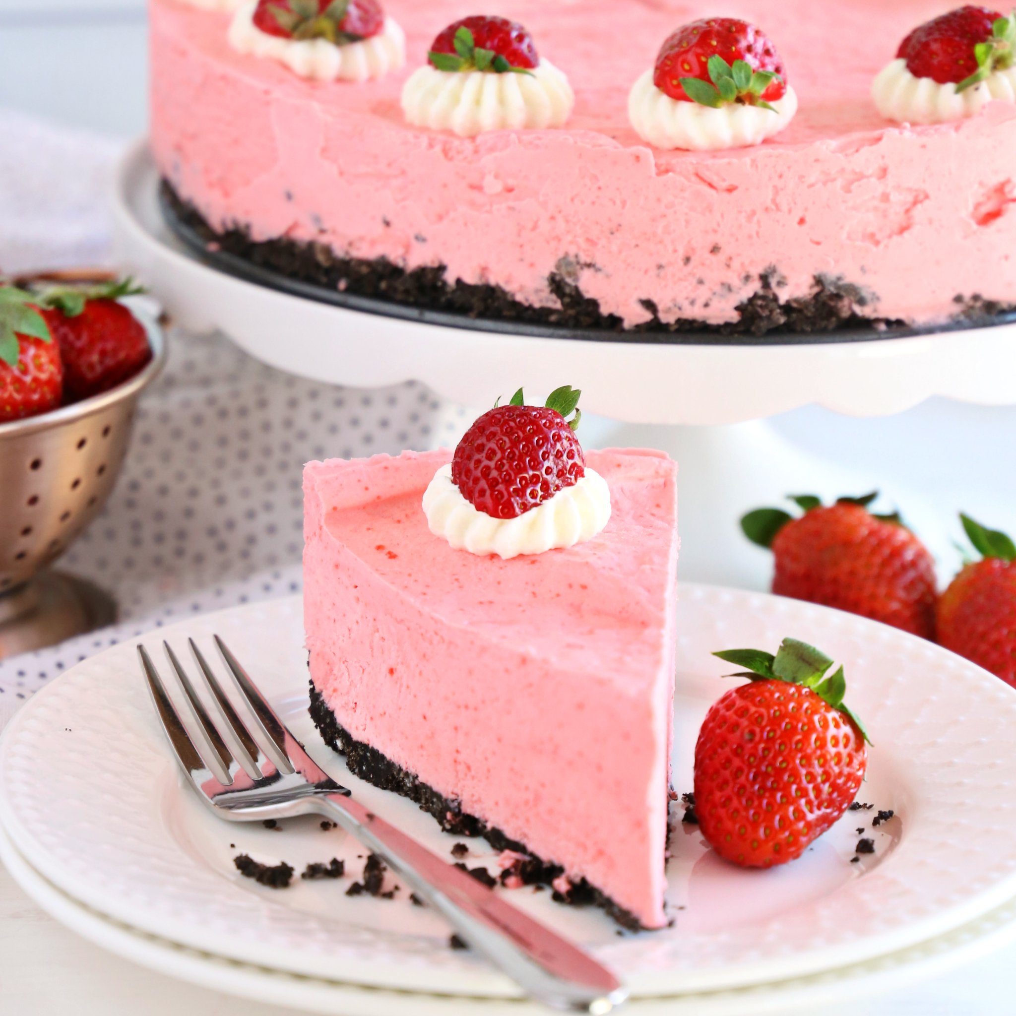 slice of no bake strawberry cheesecake with gelatin