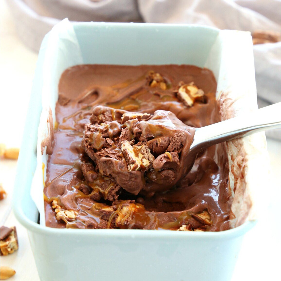 Easy No Churn Snickers Ice Cream {Only 6 Ingredients!} - The Busy Baker