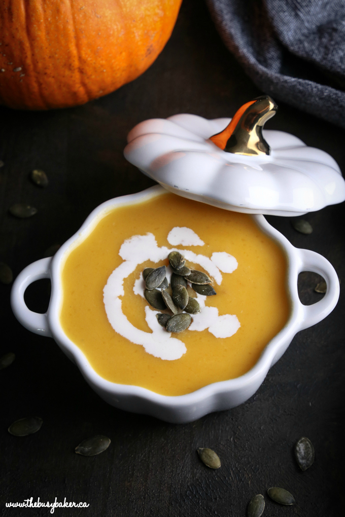  Kürbiscremesuppe topped with pumpkin seeds