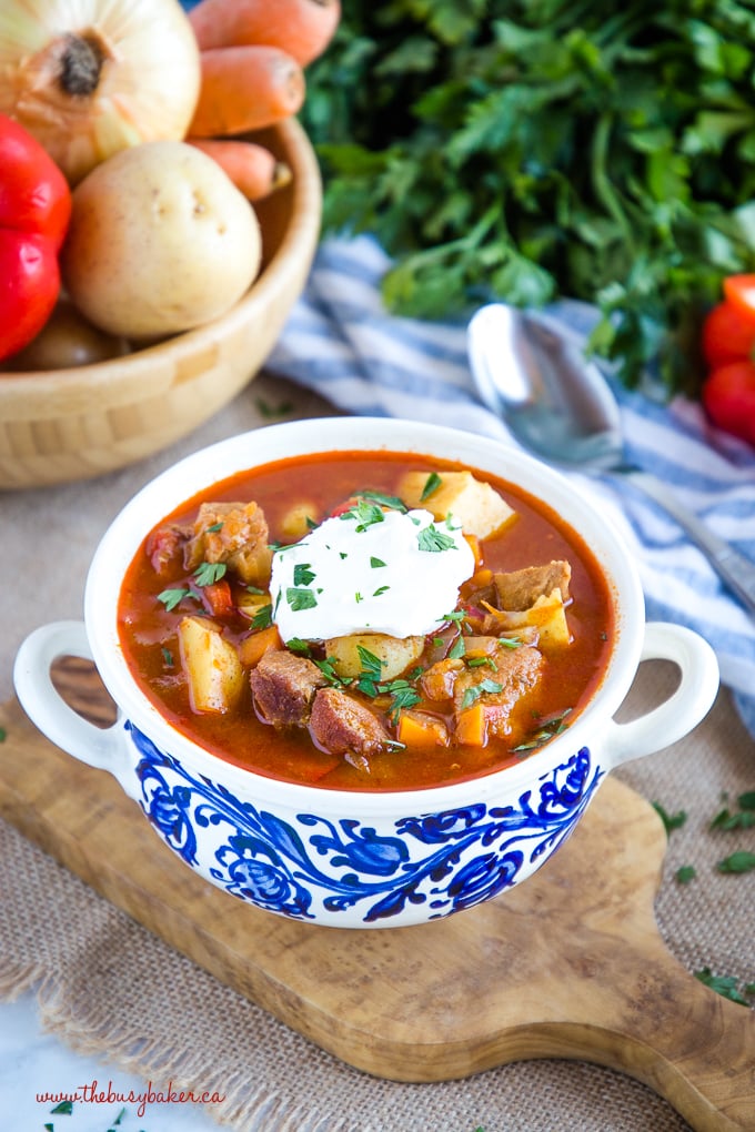 sopa de Goulash húngara caseira com legumes de raiz 