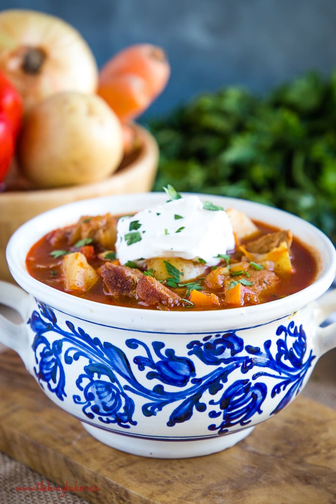 Hausgemachte ungarische Gulaschsuppe mit Gemüse und Sauerrahm