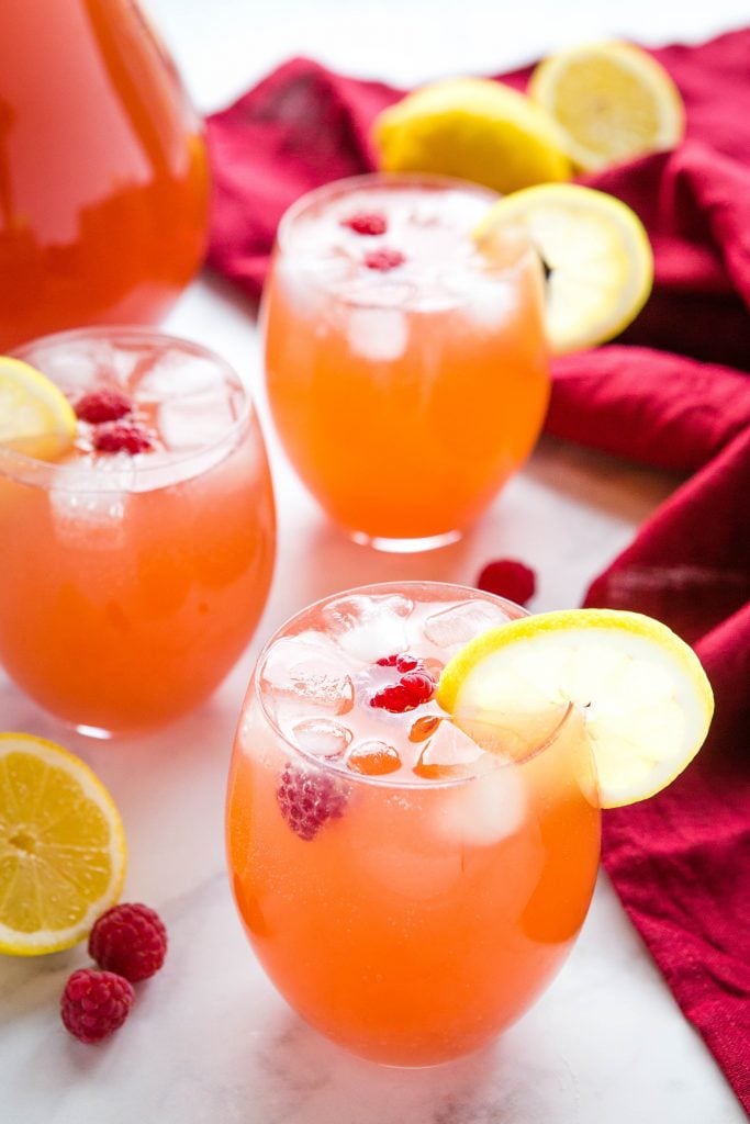 3 verres de punch rouge de fête