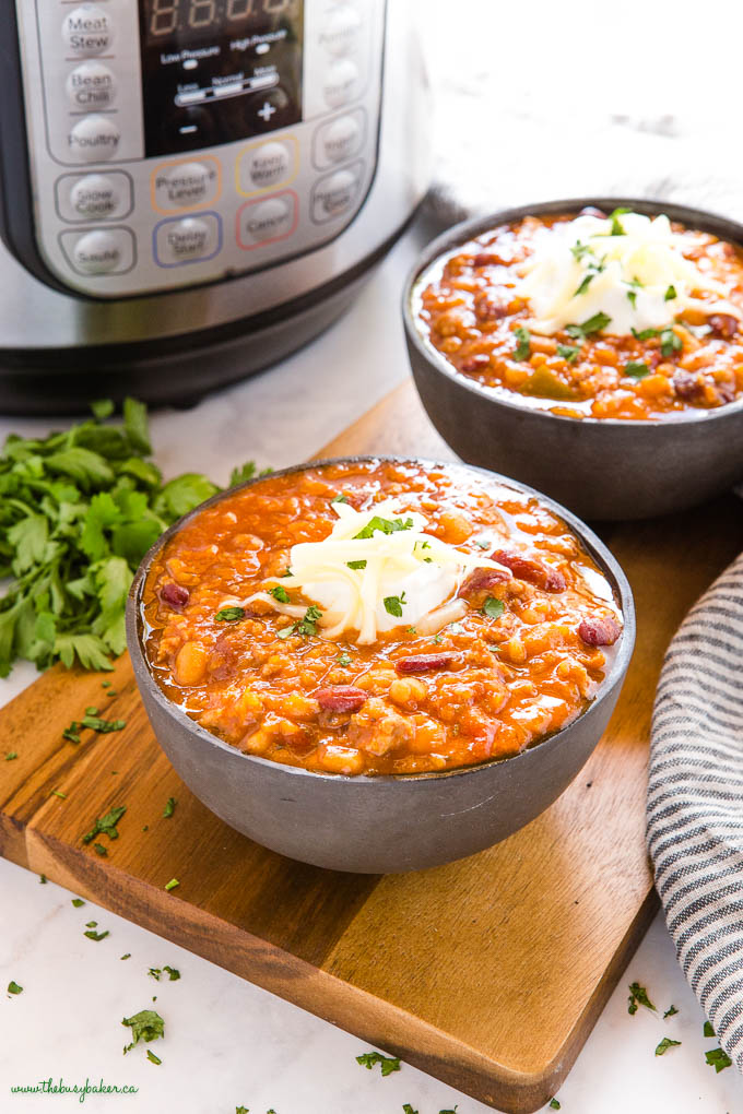 black bowls with beefy chili 