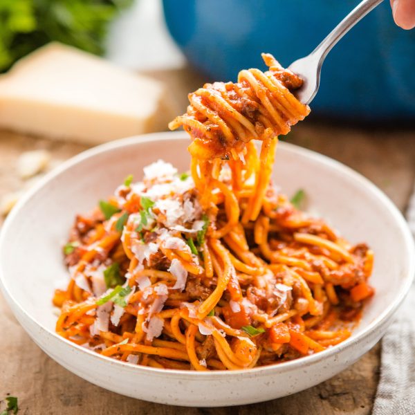 One Pot Spaghetti and Meat Sauce {Easy Meal} - The Busy Baker