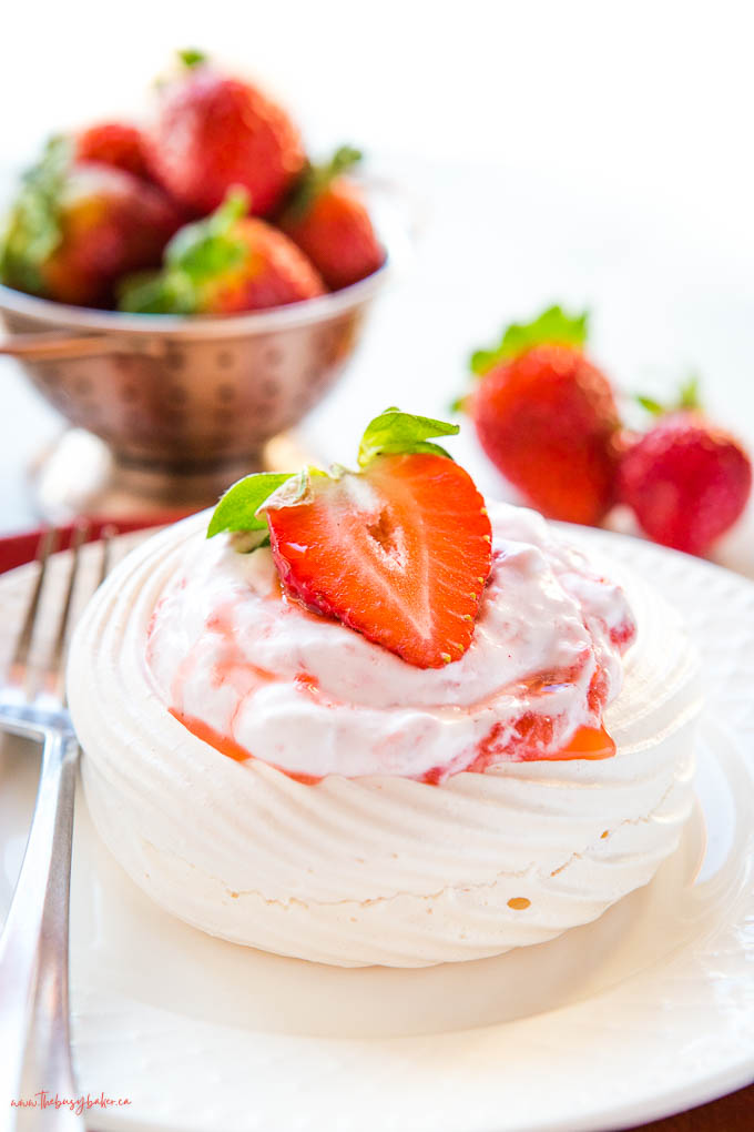 mini pavlova meringue with strawberries and cream