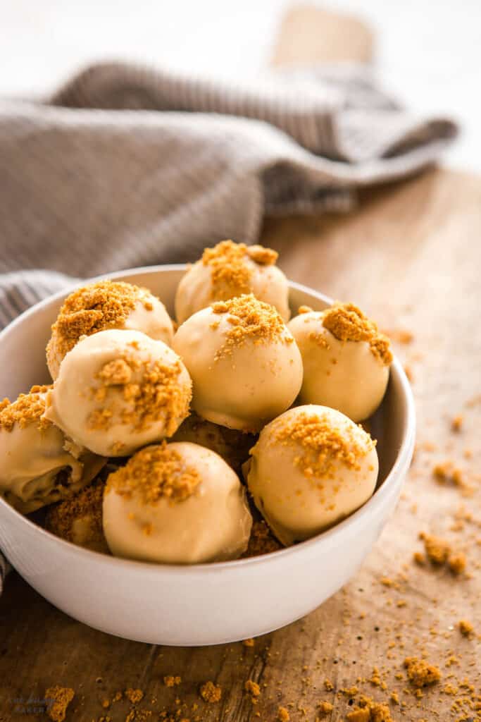 gingerbread cookie bites with white chocolate