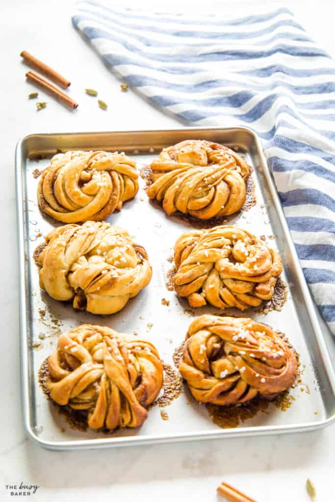 baking pan with 6 Swedish cinnamon buns