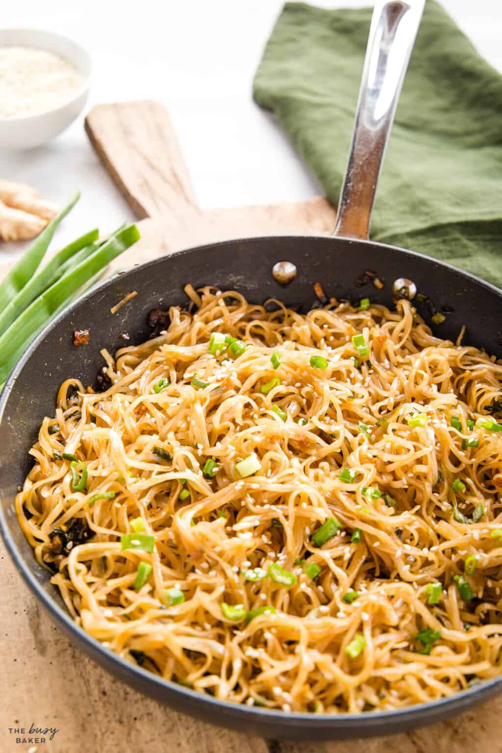 Garlic Noodles (Quick and Easy) - The Busy Baker