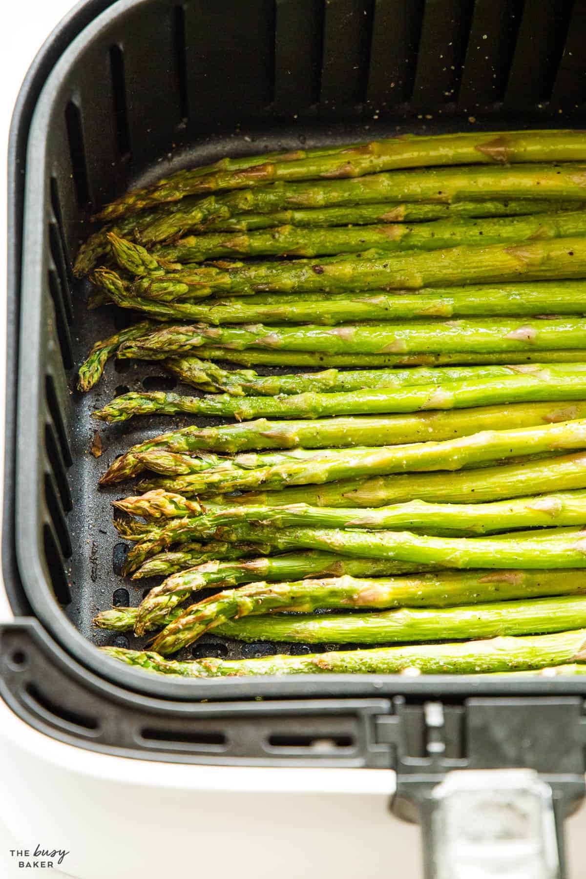 asparagus spears in air fryer with garlic and lemon and pepper