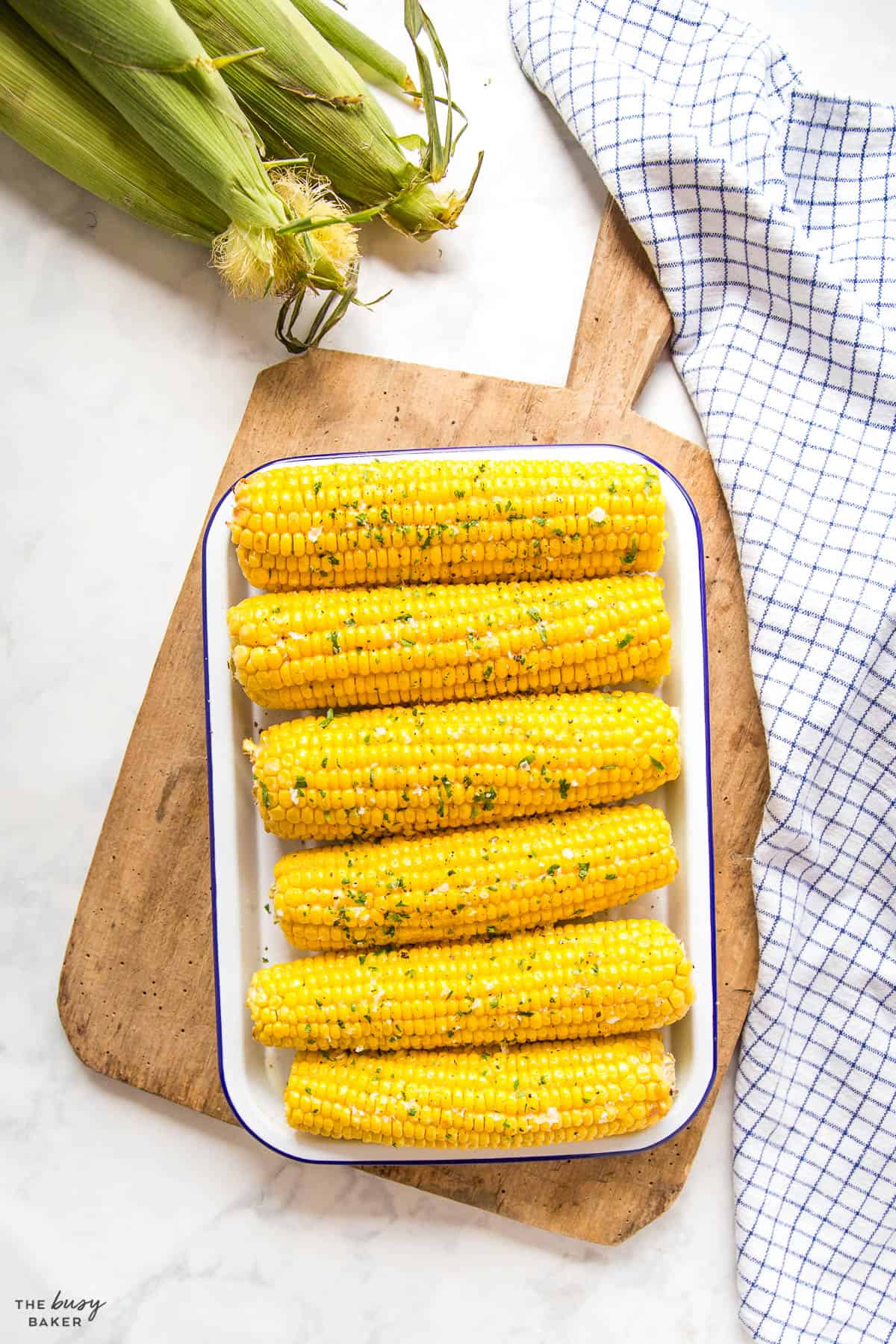 overhead image: 6 ears of corn on the cob on a platter